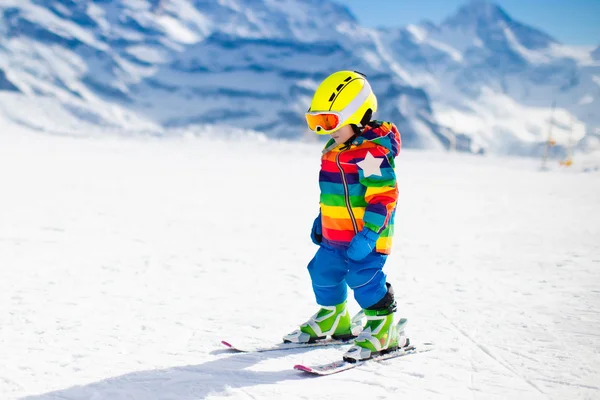 Klein kind skiën in de bergen — Stockfoto