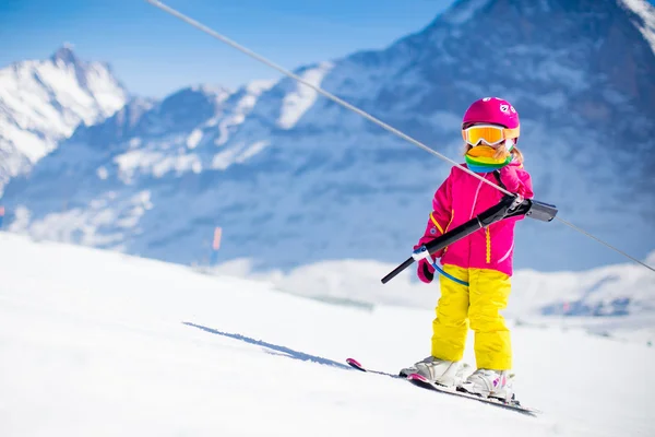 Bambino sugli impianti di risalita — Foto Stock