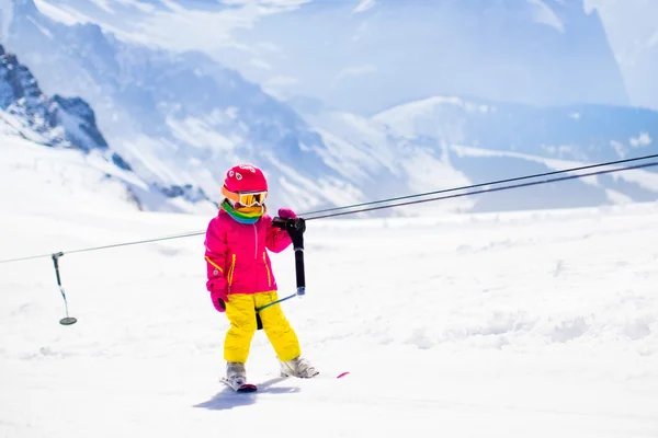 Kind op de skilift — Stockfoto