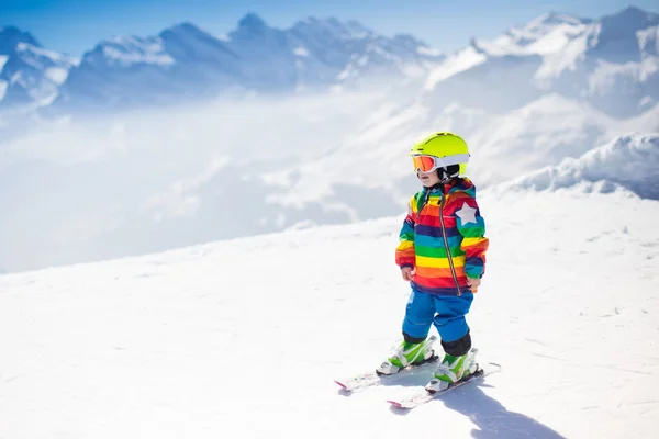 Bambino sciare in montagna — Foto Stock