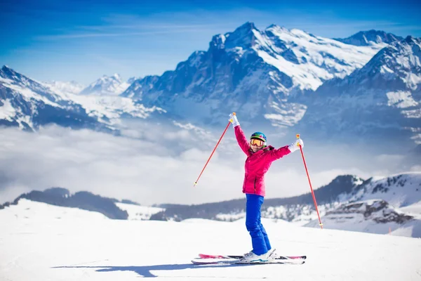 若い女性が山でスキー. — ストック写真