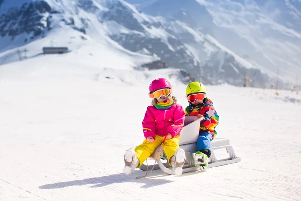 Enfants en traîneau dans les montagnes — Photo