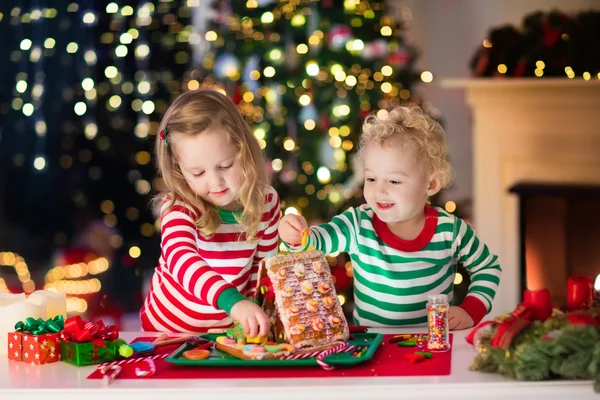 Barnen gör jul ingefära bröd hus — Stockfoto