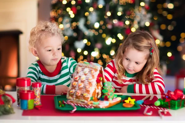 Barnen gör jul ingefära bröd hus — Stockfoto