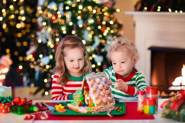 做圣诞姜汁面包屋的孩子 — 图库照片