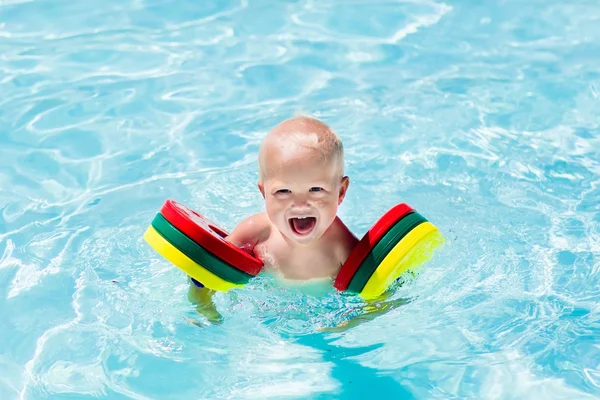Liten pojke i simning kostym — Stockfoto