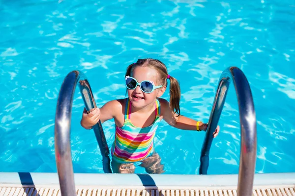 Klein meisje in het zwembad — Stockfoto