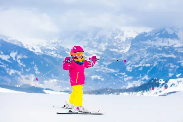Kleines Kind beim Skifahren in den Bergen — Stockfoto