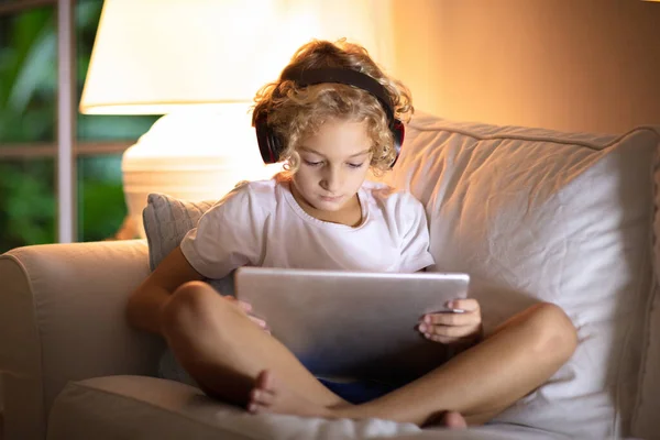 Aprendizaje Remoto Línea Niño Escuela Con Computadora Auriculares Chat Videoconferencia —  Fotos de Stock