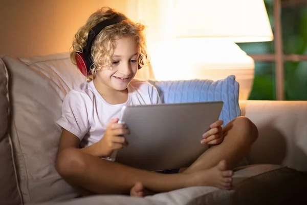 Aprendizagem Remota Online Menino Escola Com Computador Fones Ouvido Vídeo — Fotografia de Stock