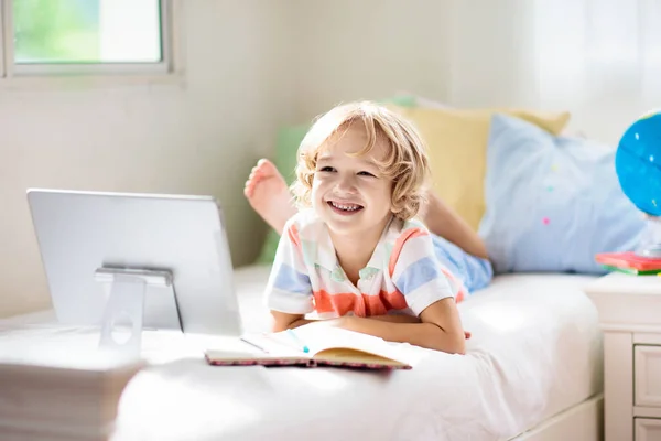 Aprendizaje Remoto Línea Niño Escuela Con Computadora Que Tiene Video —  Fotos de Stock