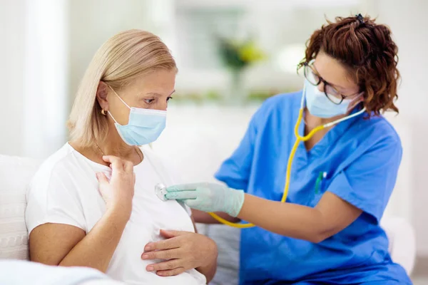 Médico Examinando Paciente Enfermo Con Máscara Facial Mujer Enferma Clínica —  Fotos de Stock