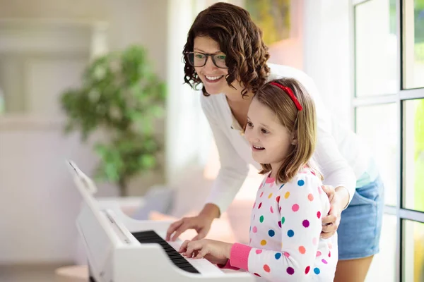 Barn Leker Piano Barn Spelar Musik Klassisk Utbildning För Barn — Stockfoto