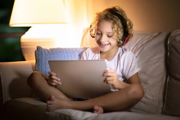 Aprendizaje Remoto Línea Niño Escuela Con Computadora Auriculares Chat Videoconferencia —  Fotos de Stock