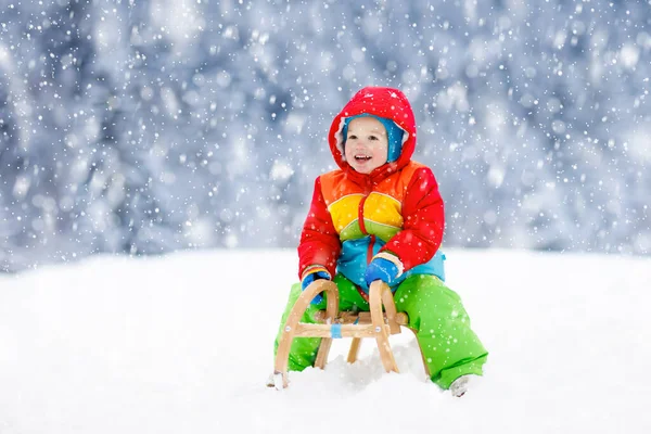 小男孩喜欢坐雪橇 孩子们滑行 Toddler的孩子骑着雪橇孩子们在外面雪地里玩耍 孩子们在阿尔卑斯山里滑雪橇 家庭圣诞假期的户外乐趣 — 图库照片