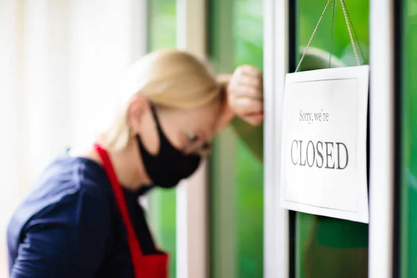 Propietario Colgando Cartel Cerrado Entrada Tienda Brote Coronavirus Bloqueo Mujer —  Fotos de Stock