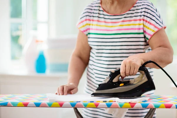 Mujer Mayor Planchando Ropa Ropa Plegable Femenina Tabla Planchar Tareas — Foto de Stock