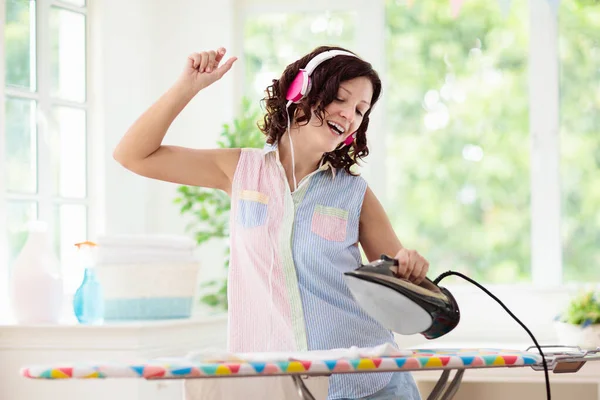 Mujer Planchando Ropa Escuchando Música Bailando Joven Hembra Auriculares Doblando — Foto de Stock