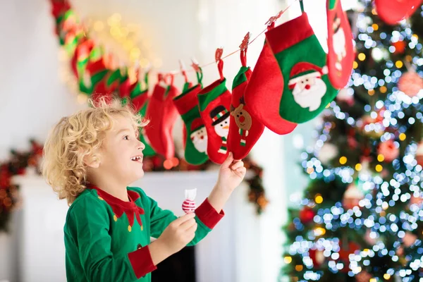 Les Enfants Ouvrent Des Cadeaux Noël Enfant Recherche Bonbons Cadeaux — Photo