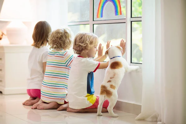 Cuarentena Por Coronavirus Quédate Casa Niños Sentados Ventana Niños Dibujando — Foto de Stock