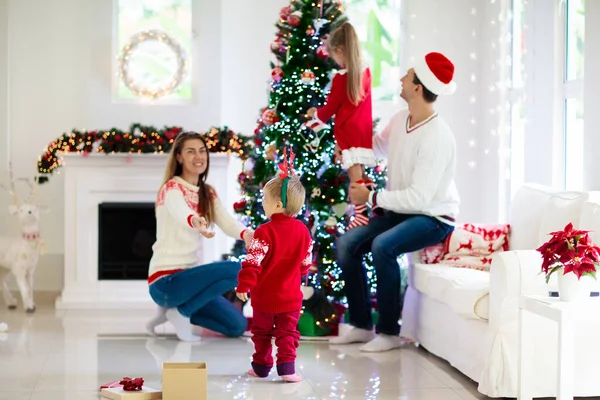 Familia Celebrando Navidad Los Padres Los Niños Decoran Árbol Navidad — Foto de Stock