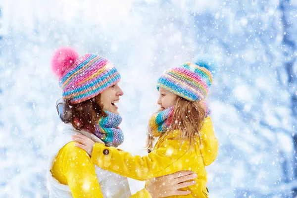 Madre Bambino Cappelli Invernali Lavorati Maglia Giocano Neve Vacanza Natale — Foto Stock