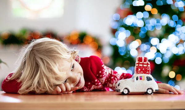 Niño Con Regalo Navidad Niño Con Regalo Navidad Niño Jugando — Foto de Stock