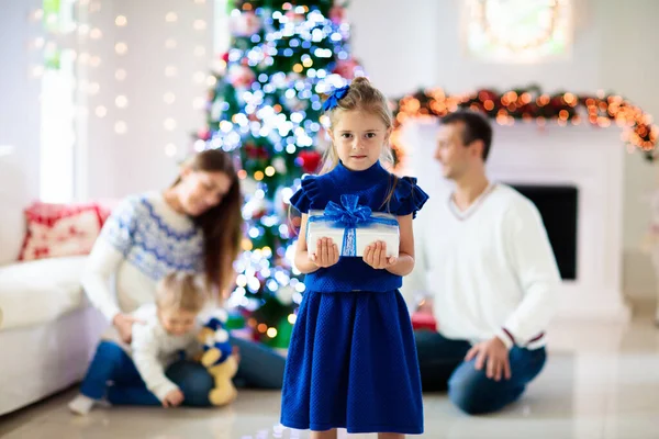 Famiglia Che Festeggia Natale Genitori Bambini Decorano Albero Natale Aprono — Foto Stock