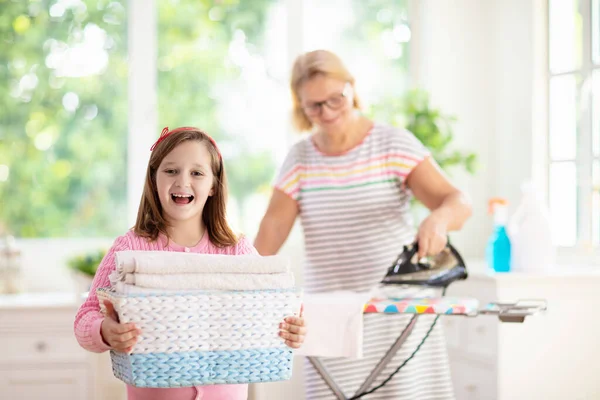 Mujer Niño Planchando Ropa Madre Hija Doblando Ropa Tabla Planchar — Foto de Stock