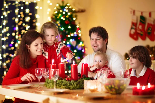 暖炉でクリスマスディナーを食べ クリスマスツリーを飾る子供たちと家族 お祝いの食事で両親 祖父母 冬の休日のお祝いや食べ物 プレゼントやプレゼントを開く — ストック写真