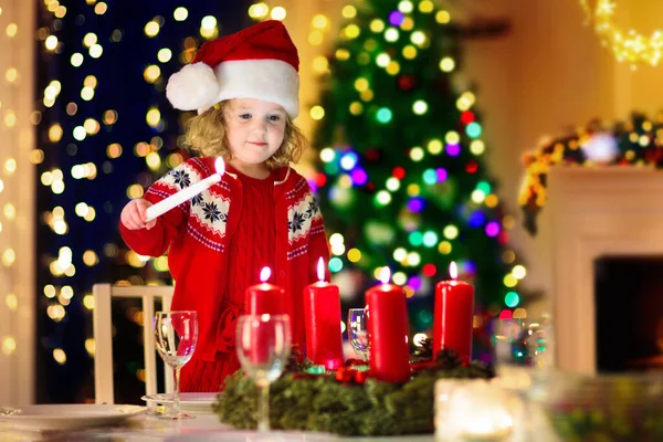 Kind Beim Weihnachtsessen Kamin Und Geschmücktem Weihnachtsbaum Kleines Mädchen Zündet — Stockfoto