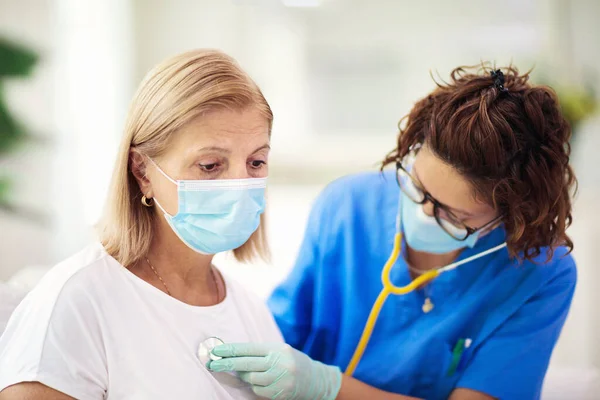 Dokter Onderzoekt Zieke Patiënt Met Gezichtsmasker Ill Vrouw Kliniek Voor — Stockfoto