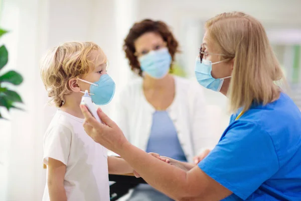 Lekarz Pediatra Badający Chore Dziecko Masce Chorego Chłopca Klinice Zdrowia — Zdjęcie stockowe