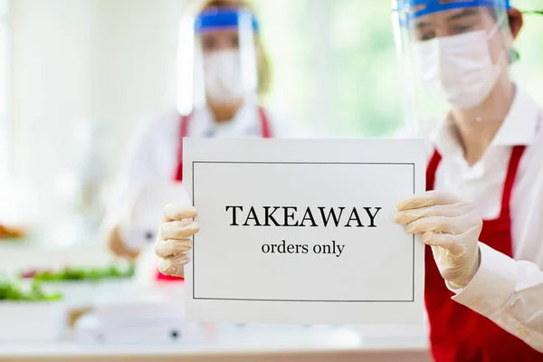Food Takeaway Restaurant Coronavirus Outbreak Cafe Staff Face Mask Shield — Stock Photo, Image