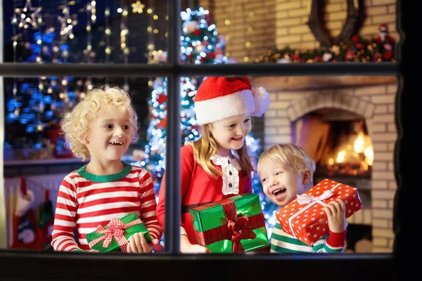 Crianças Árvore Natal Lareira Véspera Natal Família Com Crianças Comemorando — Fotografia de Stock