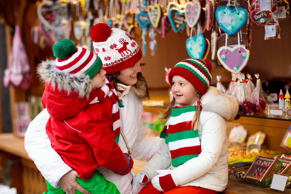 Mãe Criança Chapéu Quente Assistindo Ornamentos Árvore Natal Vidro Artesanal — Fotografia de Stock