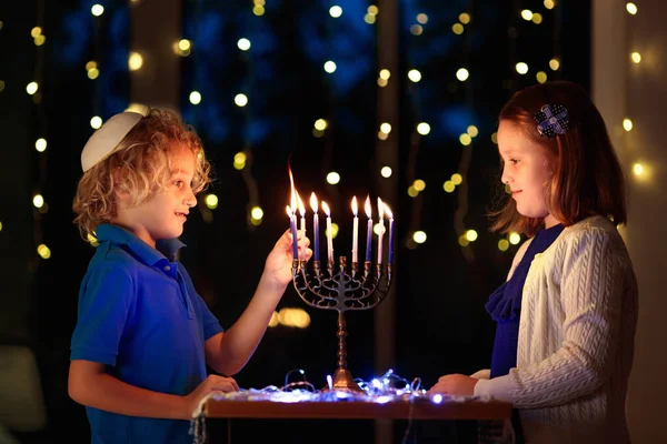 Дети Празднуют Хануку Еврейский Фестиваль Огней Дети Зажигают Свечи Традиционной — стоковое фото
