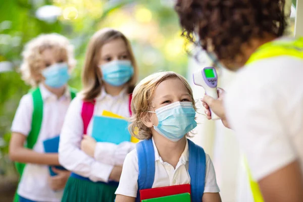 Temperaturscreening Legeundersøkelse Skolen Barn Ansiktsmaske Timen Ved Utbrudd Kovid Lærer – stockfoto