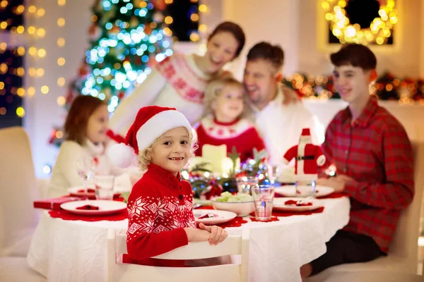 Familia Con Niños Comiendo Pavo Cena Navidad Chimenea Decorado Árbol — Foto de Stock