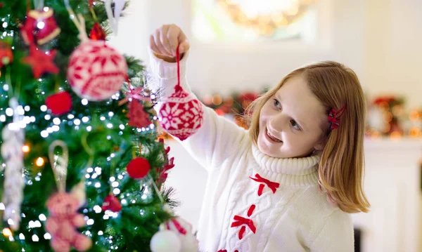 Παιδί Στολίζει Χριστουγεννιάτικο Δέντρο Στο Σπίτι Κοριτσάκι Πλεκτό Πουλόβερ Χριστουγεννιάτικο — Φωτογραφία Αρχείου