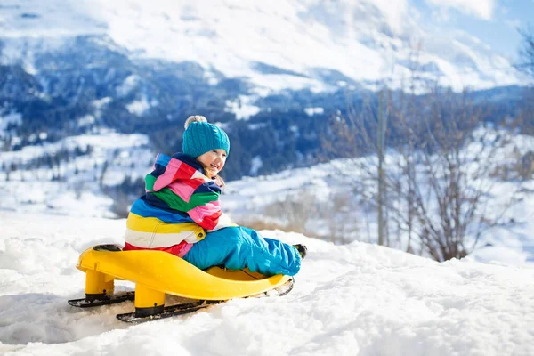 Klein Meisje Geniet Van Een Slee Rit Kindersleeën Een Peuter — Stockfoto