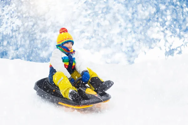 Ragazzino Che Diverte Fare Giro Slitta Slitta Infantile Bambino Che — Foto Stock