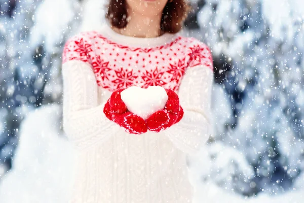 Jovem Mulher Malha Suéter Segurando Coração Forma Bola Neve Inverno — Fotografia de Stock