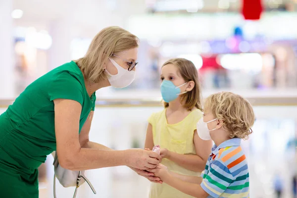 Family Kids Face Mask Shopping Mall Airport Mother Child Wear — Stock Photo, Image