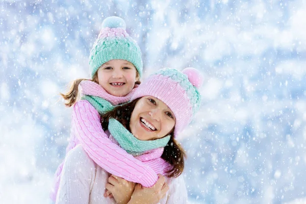 Mutter Und Kind Mit Gestrickten Wintermützen Spielen Schnee Weihnachtsurlaub Der — Stockfoto