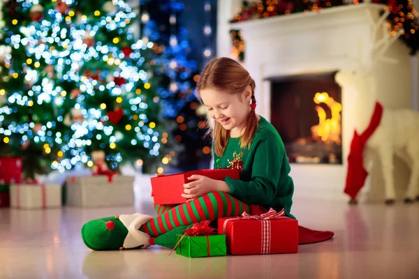 Criança Presente Abertura Árvore Natal Casa Criança Traje Duende Com — Fotografia de Stock