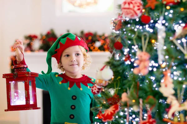 Kind Versiert Kerstboom Thuis Kleine Jongen Elf Kostuum Hoed Met — Stockfoto