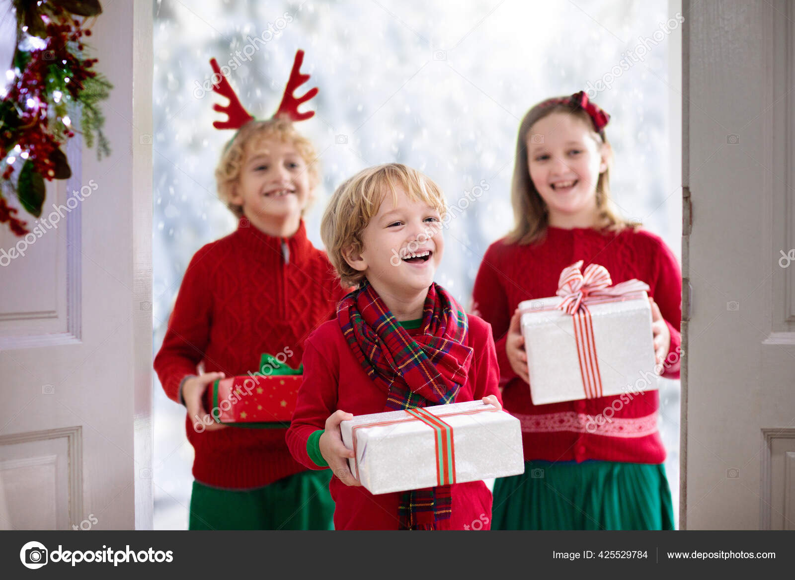   1 Décembre.Bientôt noël . - Page 2 Depositphotos_425529784-stock-photo-family-visiting-grandmother-christmas-day