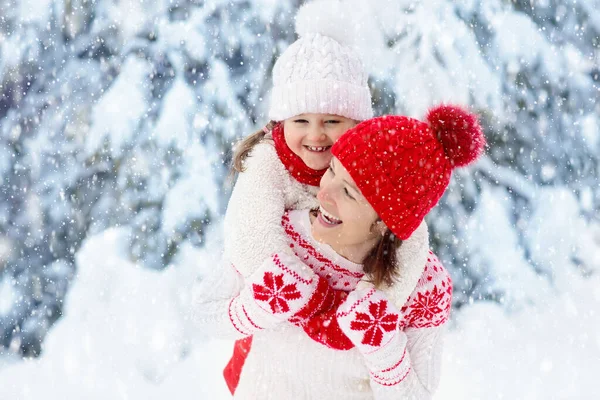 Matka Dziecko Dzianinach Czapki Zimowe Bawić Się Śniegu Rodzinne Święta — Zdjęcie stockowe
