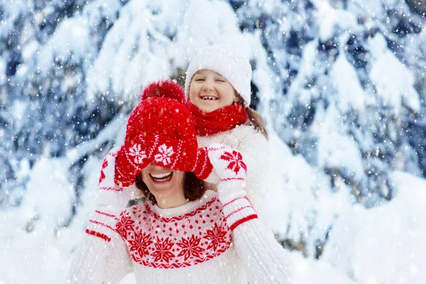 Mor Och Barn Stickade Vintermössor Leker Snö Familjens Jullov Handgjord — Stockfoto